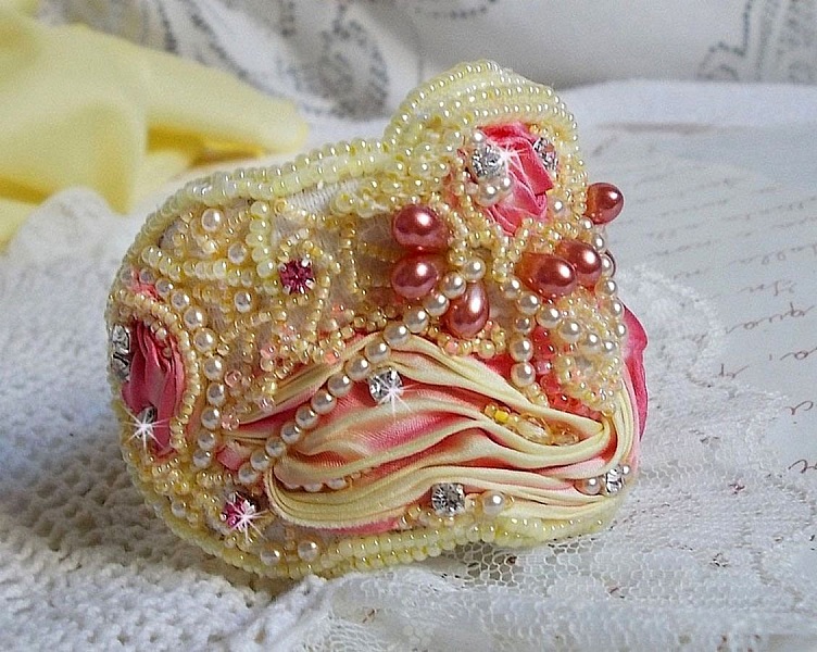 Bracelet Les D&eacute;lices de L'Et&eacute; Haute-Couture cuff embroidered with a yellow and pink silk ribbon, round beads, pearly drops and seed beads
