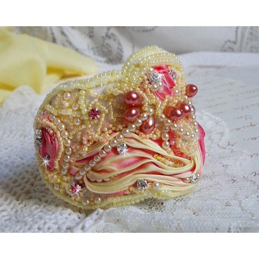 Bracelet Les Délices de L'Eté Haute-Couture cuff embroidered with a yellow and pink silk ribbon, round beads, pearly drops and seed beads