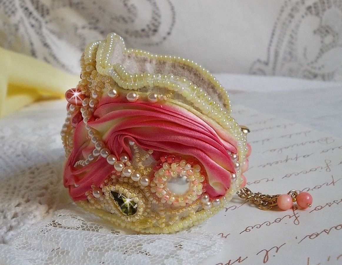 Bracelet Les Délices de L'Eté Haute-Couture cuff embroidered with a yellow and pink silk ribbon, round beads, pearly drops and seed beads