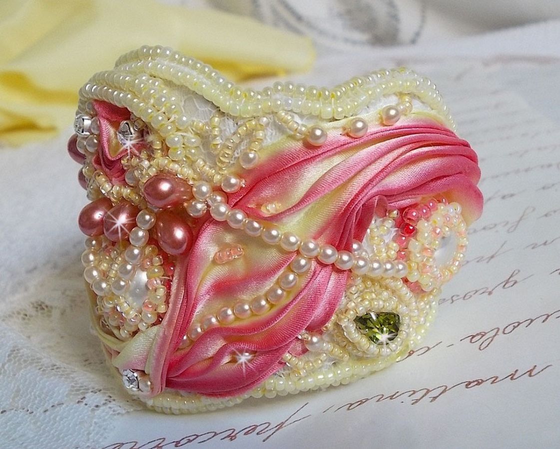 Bracelet Les Délices de L'Eté Haute-Couture cuff embroidered with a yellow and pink silk ribbon, round beads, pearly drops and seed beads