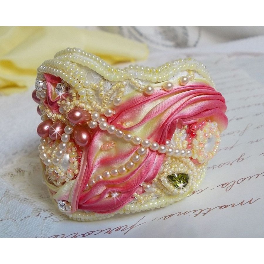 Bracelet Les Délices de L'Eté Haute-Couture cuff embroidered with a yellow and pink silk ribbon, round beads, pearly drops and seed beads