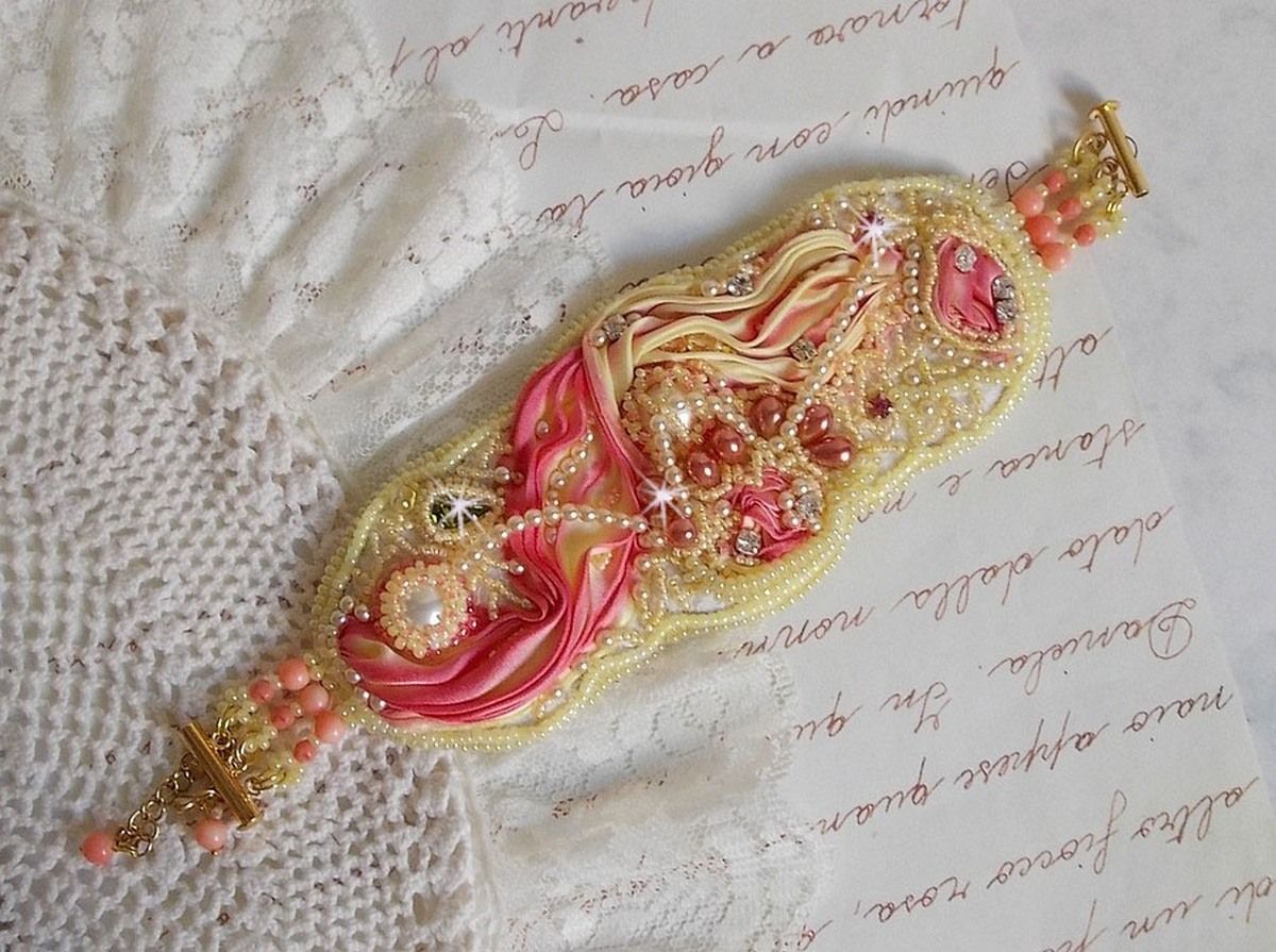 Bracelet Les Délices de L'Eté Haute-Couture cuff embroidered with a yellow and pink silk ribbon, round beads, pearly drops and seed beads