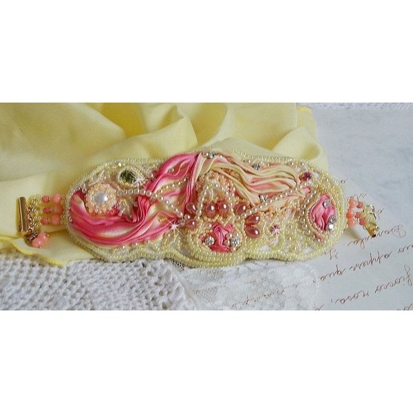 Bracelet Les Délices de L'Eté Haute-Couture cuff embroidered with a yellow and pink silk ribbon, round beads, pearly drops and seed beads