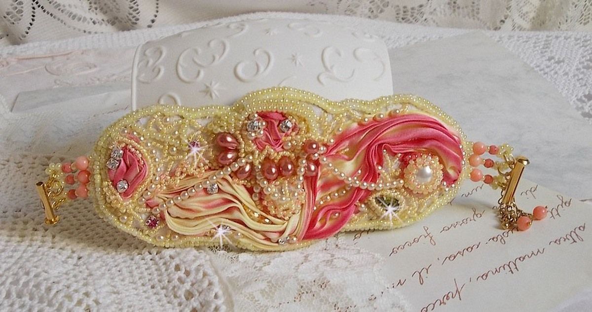 Bracelet Les Délices de L'Eté Haute-Couture cuff embroidered with a yellow and pink silk ribbon, round beads, pearly drops and seed beads