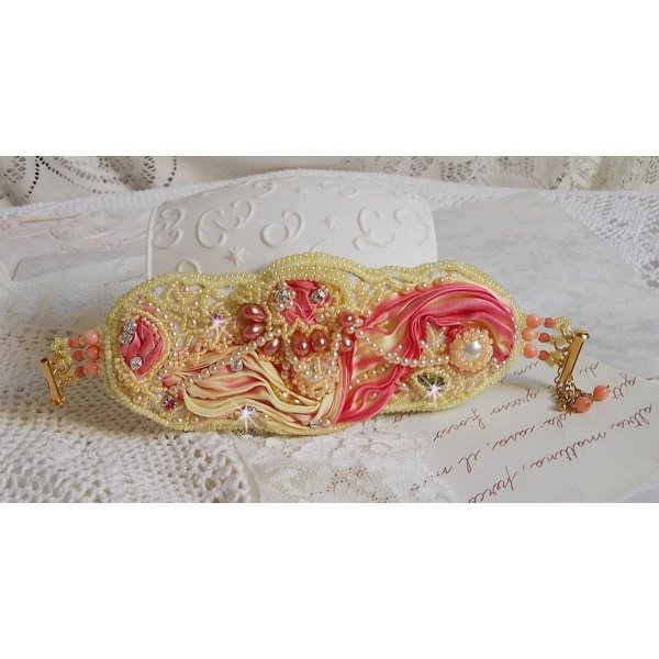 Bracelet Les Délices de L'Eté Haute-Couture cuff embroidered with a yellow and pink silk ribbon, round beads, pearly drops and seed beads