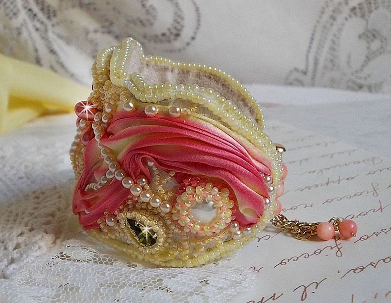 Bracelet Les D&eacute;lices de L'Et&eacute; Haute-Couture cuff embroidered with a yellow and pink silk ribbon, round beads, pearly drops and seed beads