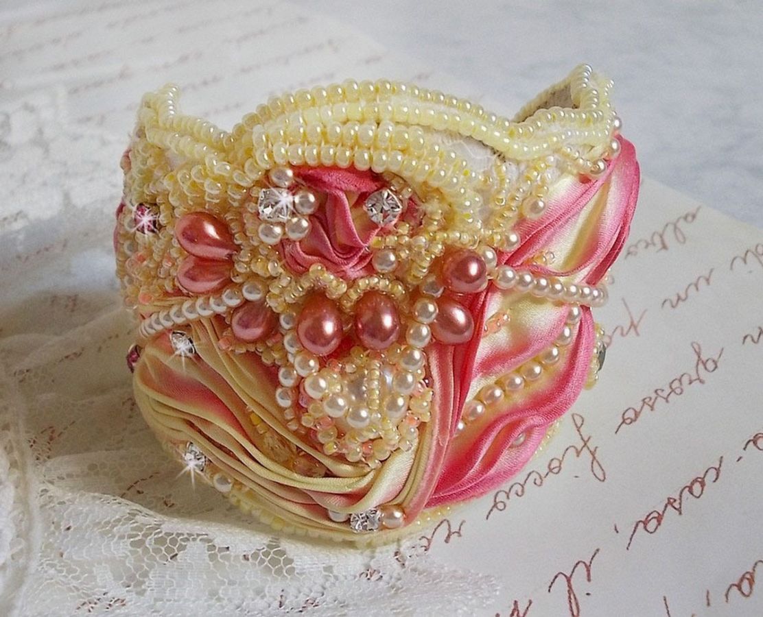 Bracelet Les Délices de L'Eté Haute-Couture cuff embroidered with a yellow and pink silk ribbon, round beads, pearly drops and seed beads