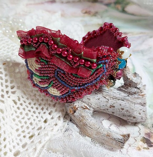 Bracelet Enchantment of Autumn embroidered with Swarovski crystals, round pearly resin beads, lace and seed beads
