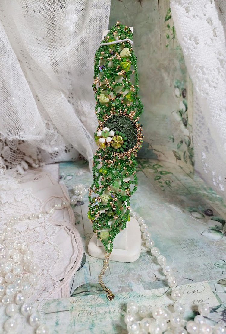 Bracelet Espoir brod&eacute; avec rocailles, rondes facett&eacute;es, clochettes, bourgeons et perles Cristal Swarovski