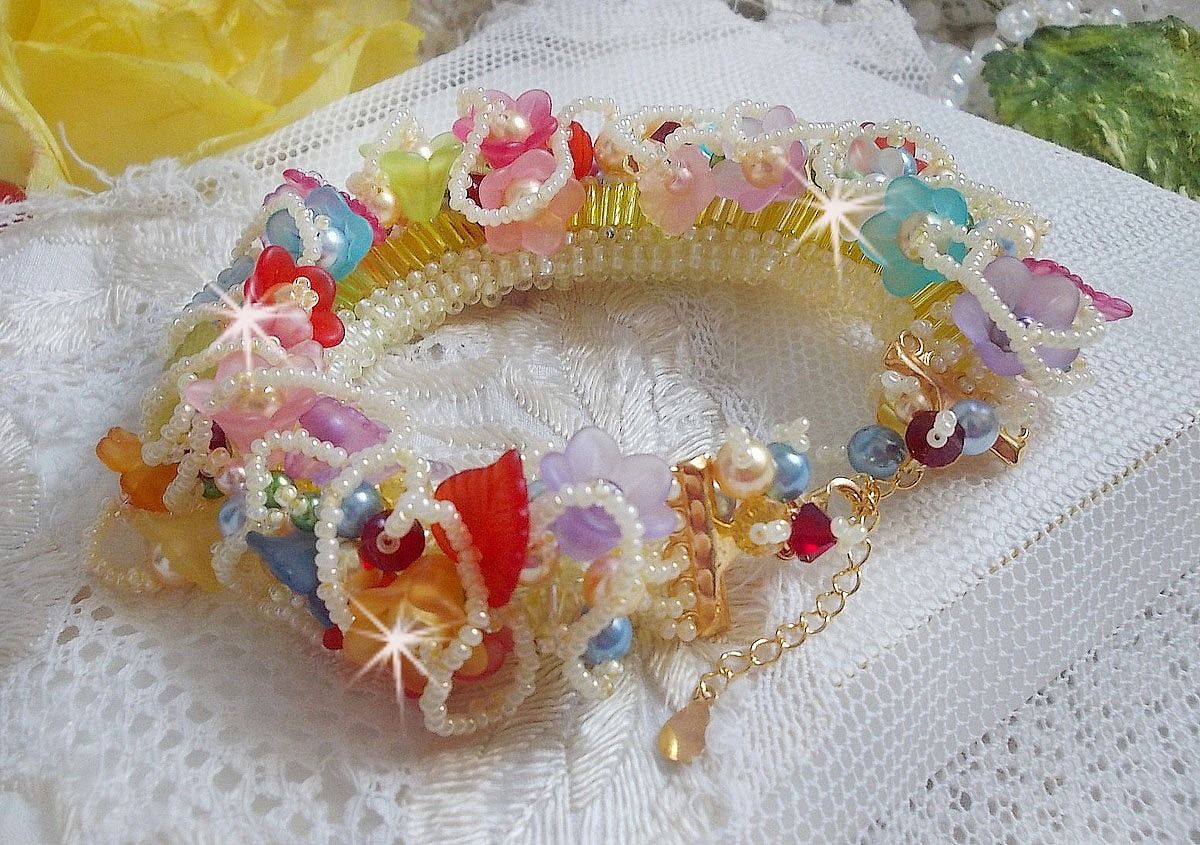 Garden Flowers bracelet with Swarovski beads, Frosted flowers, 3 micron gold plated clasp