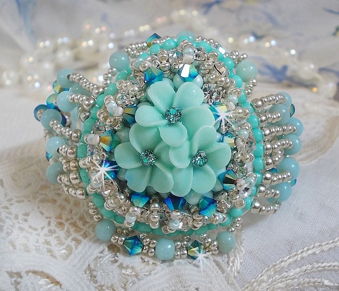 Bracelet Blue Flowers Haute-Couture brod&eacute; avec des Cristaux de Swarovski, un cabochon en r&eacute;sine, des perles rondes en satin, des rocailles avec une cha&icirc;nette et un fermoir en Argent 925/1000