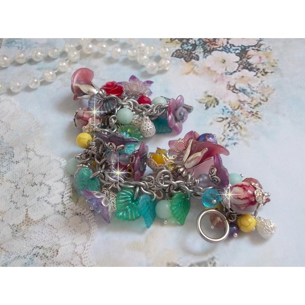 Bracelet Lady Luxe mont&eacute; avec des perles de gemme : L&rsquo;Amazonite et la Sugilite &agrave; laquelle s&rsquo;ajoute des fleurs de diff&eacute;rentes vari&eacute;t&eacute;s peintes &agrave; la main : lucite et r&eacute;sine, breloques et perles