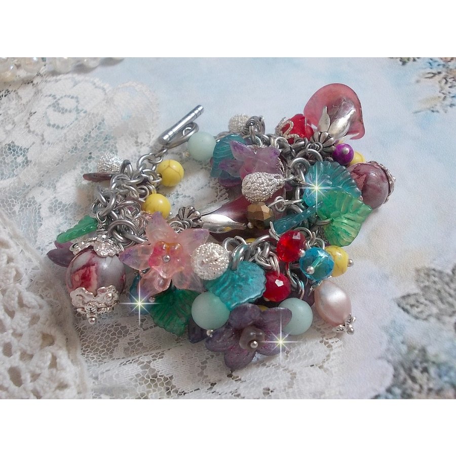 Bracelet Lady Luxe monté avec des perles de gemme : L’Amazonite et la Sugilite à laquelle s’ajoute des fleurs de différentes variétés peintes à la main : lucite et résine, breloques et perles