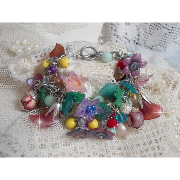Bracelet Lady Luxe mont&eacute; avec des perles de gemme : L&rsquo;Amazonite et la Sugilite &agrave; laquelle s&rsquo;ajoute des fleurs de diff&eacute;rentes vari&eacute;t&eacute;s peintes &agrave; la main : lucite et r&eacute;sine, breloques et perles