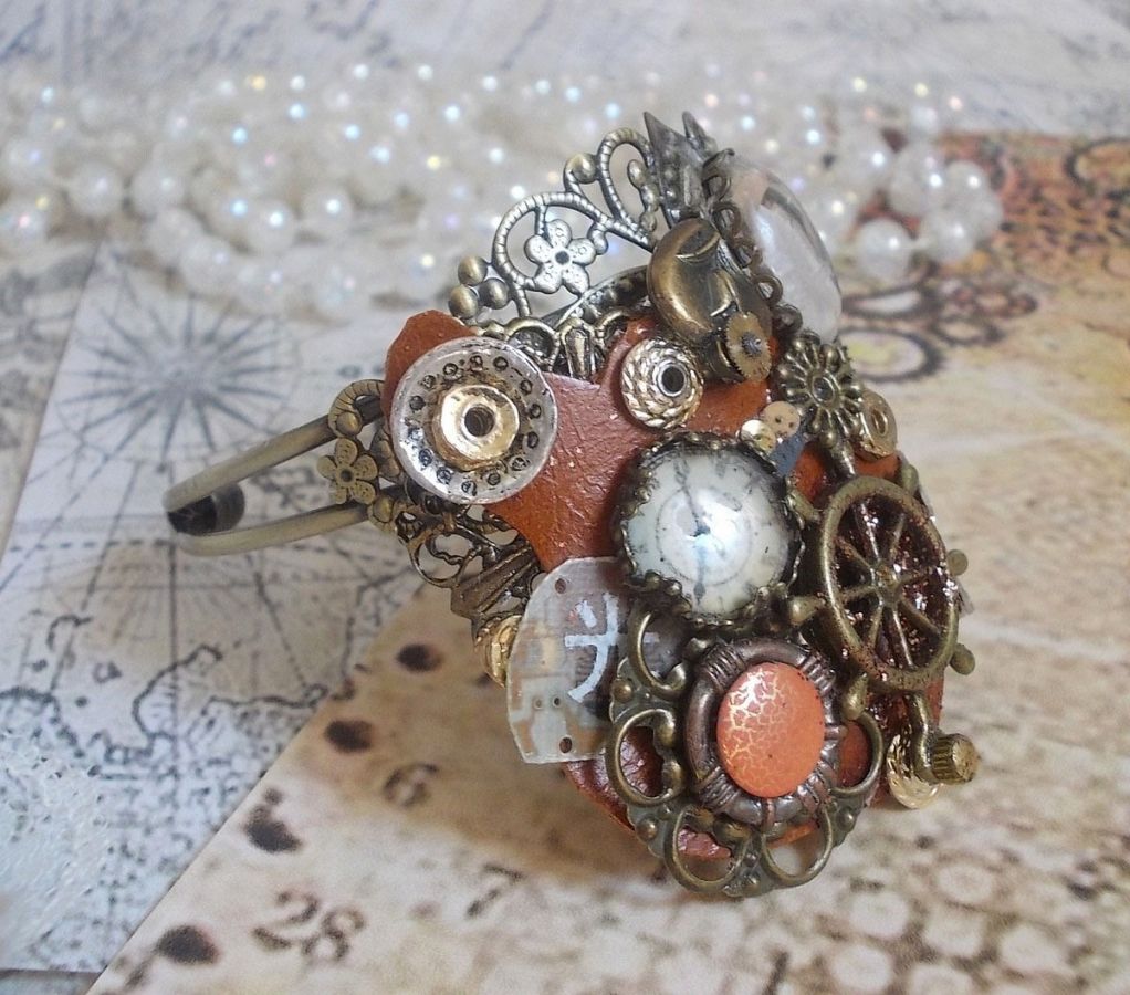 Bracelet L'élégante du Temps created with cogs, stamps, screws, bolts, watch mechanism and other materials