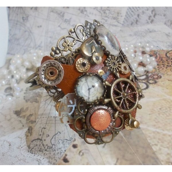 Bracelet L'&eacute;l&eacute;gante du Temps created with cogs, stamps, screws, bolts, watch mechanism and other materials