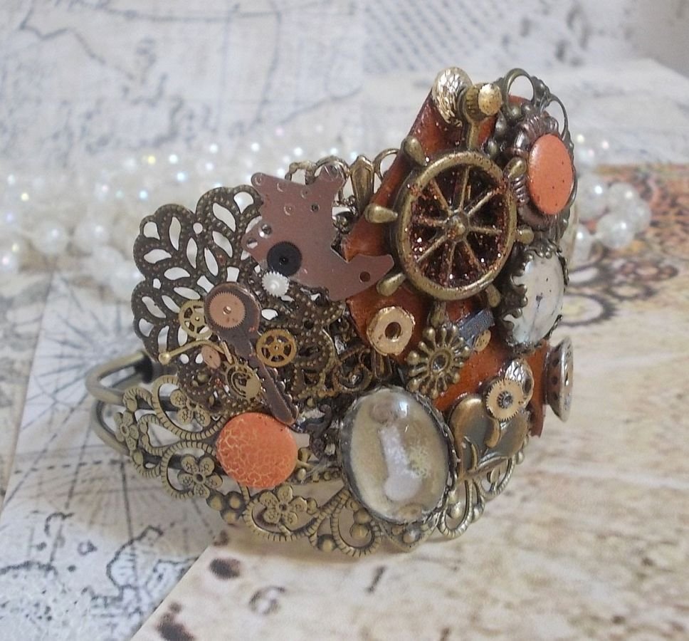 Bracelet L'élégante du Temps created with cogs, stamps, screws, bolts, watch mechanism and other materials