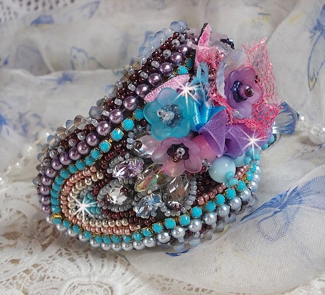 Bracelet manchette Mademoiselle Bluse Haute-Couture brod&eacute; avec des Cristaux de Swarovski, des fleurs en verre de boh&egrave;me, de l'Argent 925/1000, de la dentelle  et des rocailles