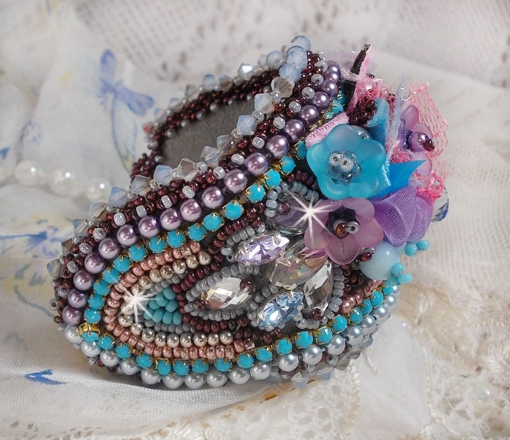 Bracelet manchette Mademoiselle Bluse Haute-Couture brodé avec des Cristaux de Swarovski, des fleurs en verre de bohème, de l'Argent 925/1000, de la dentelle  et des rocailles