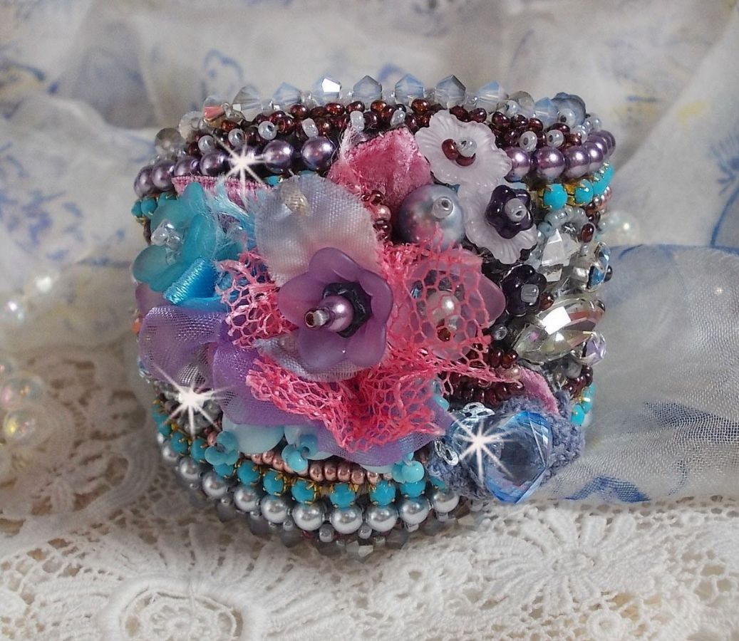 Bracelet manchette Mademoiselle Bluse Haute-Couture brodé avec des Cristaux de Swarovski, des fleurs en verre de bohème, de l'Argent 925/1000, de la dentelle  et des rocailles