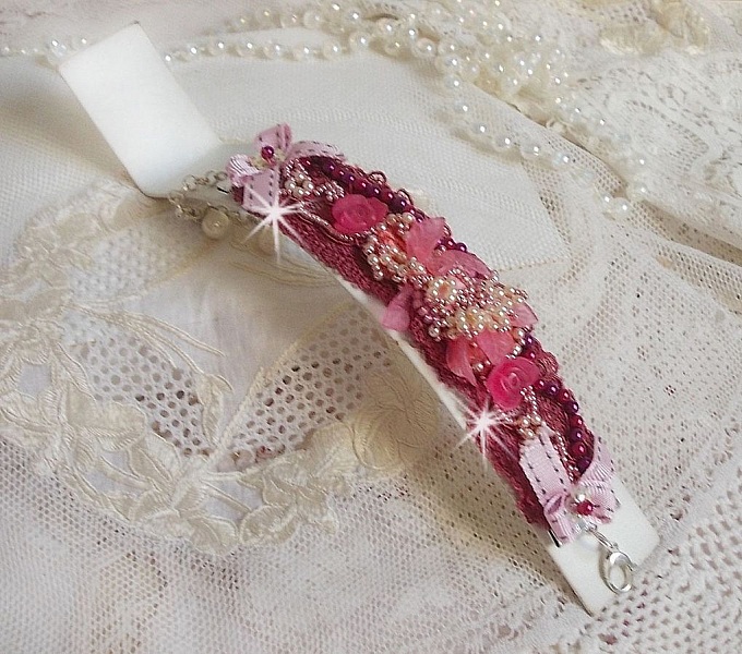 Bracelet Magnolia avec une dentelle bordeaux brod&eacute;e avec des perles nacr&eacute;es et fleurs