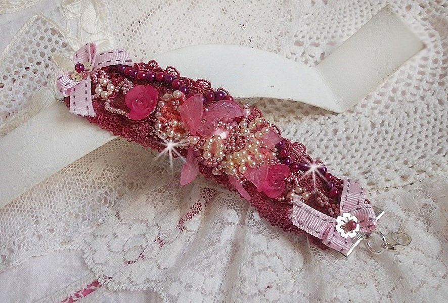 Bracelet Magnolia avec une dentelle bordeaux brod&eacute;e avec des perles nacr&eacute;es et fleurs