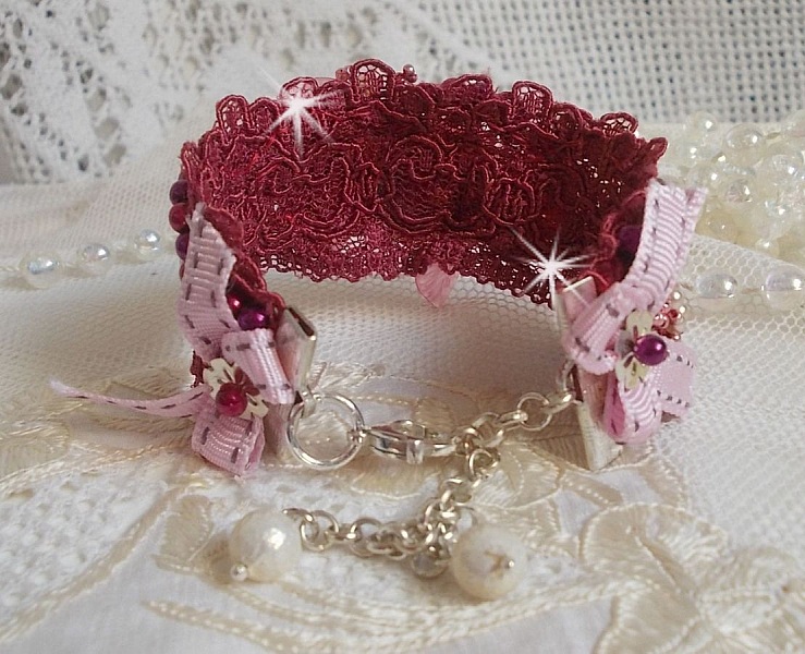Bracelet Magnolia avec une dentelle bordeaux brod&eacute;e avec des perles nacr&eacute;es et fleurs