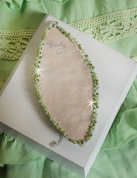 Bracelet manchette Anisse haute-Couture brod&eacute; avec un cabochon portrait de femme cr&eacute;e par mes soins, des perles de Swarovski, des rocailles.