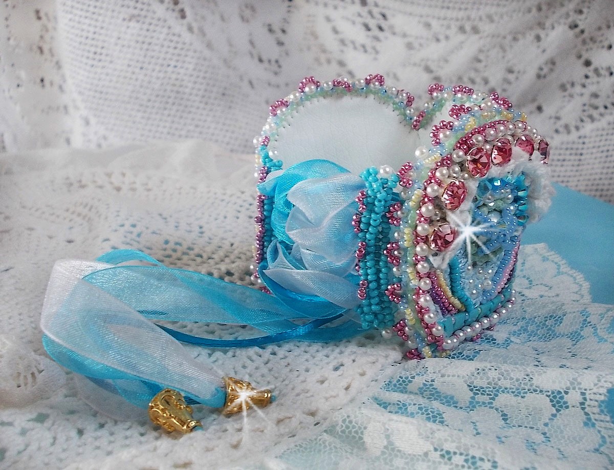 Bracelet Beauty Alicia Blue cuff Haute-Couture embroidered with Swarovski crystals, a fine white lace and seed beads.