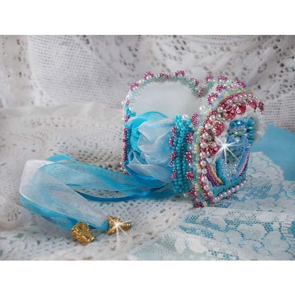 Bracelet Beauty Alicia Blue cuff Haute-Couture embroidered with Swarovski crystals, a fine white lace and seed beads.
