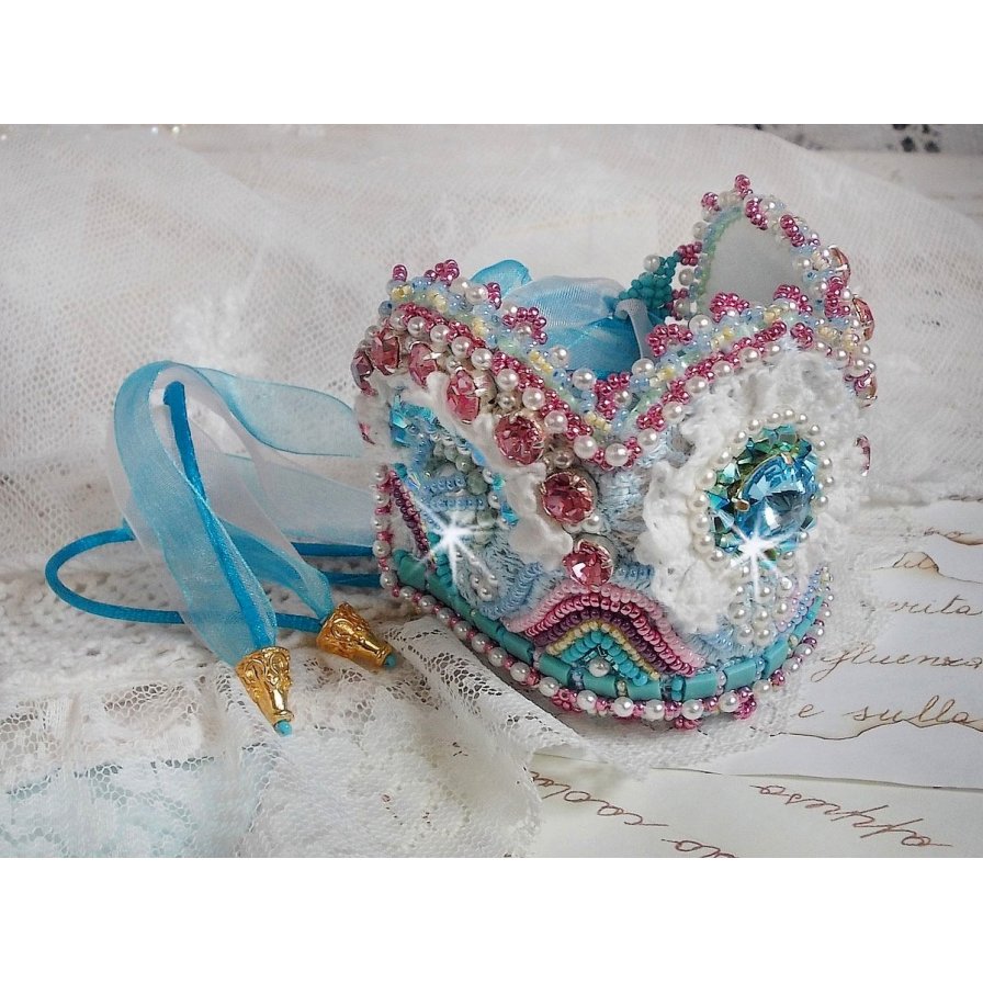 Bracelet Beauty Alicia Blue cuff Haute-Couture embroidered with Swarovski crystals, a fine white lace and seed beads.