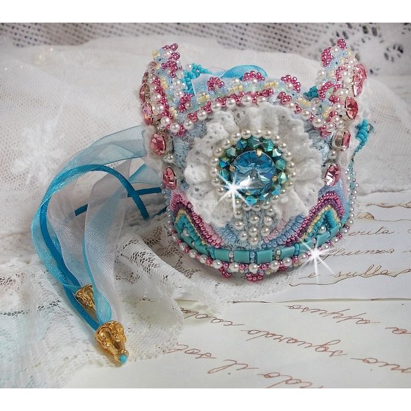 Bracelet Beauty Alicia Blue cuff Haute-Couture embroidered with Swarovski crystals, a fine white lace and seed beads.