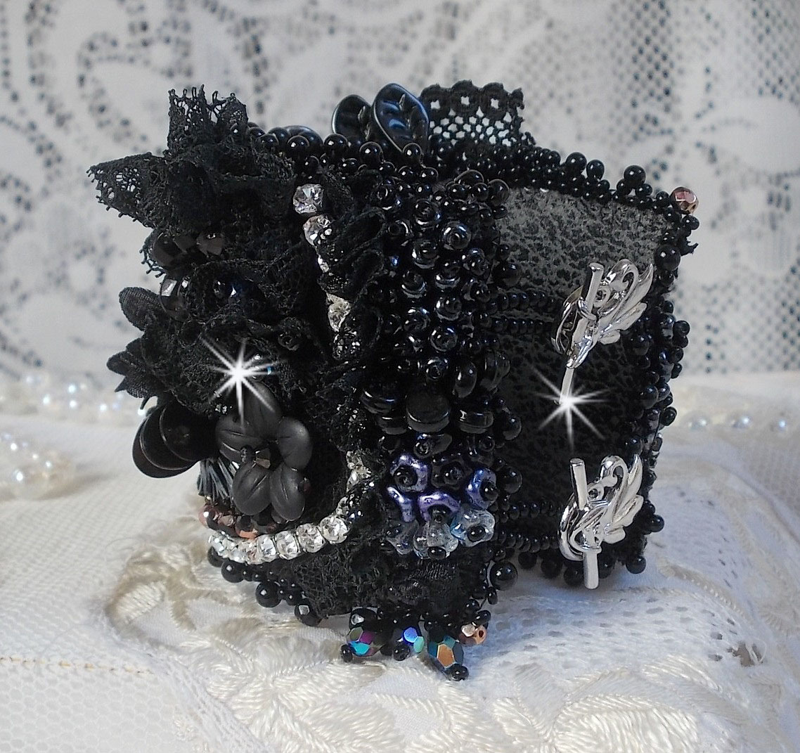 Bracelet manchette Féerie Black avec une soie grise, blanche et noir.