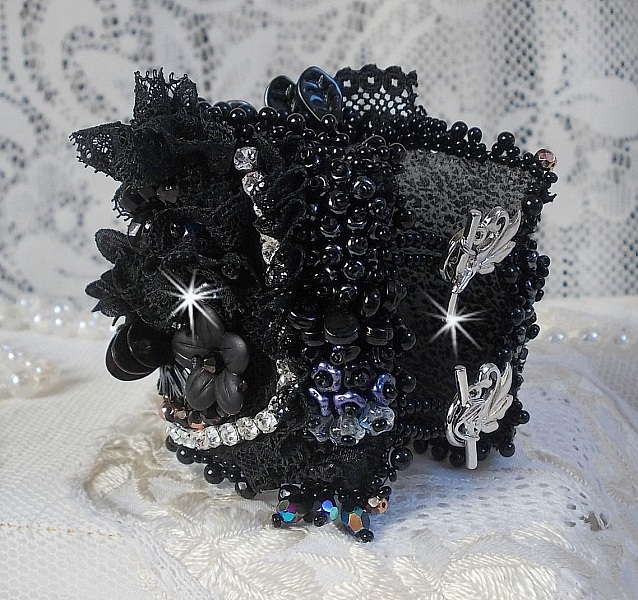 Bracelet manchette F&eacute;erie Black avec une soie grise, blanche et noir.