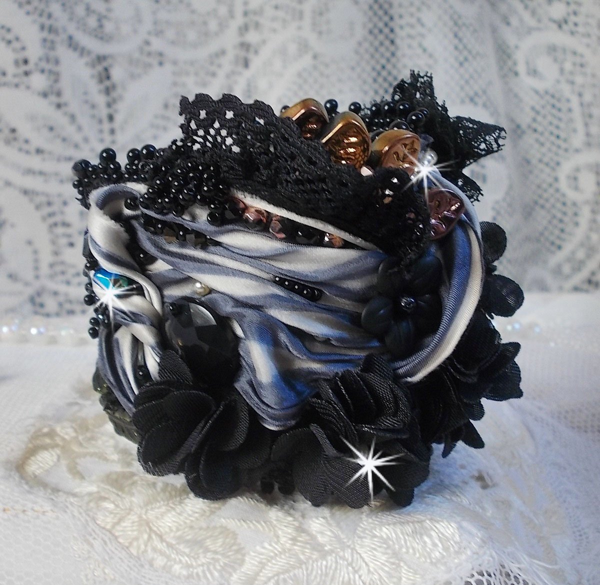 Bracelet manchette Féerie Black avec une soie grise, blanche et noir.