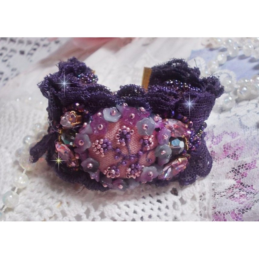 Lady Romantic cuff bracelet embroidered with seed beads on a pink linen fabric accompanied by a 1950s Violine lace and crystals