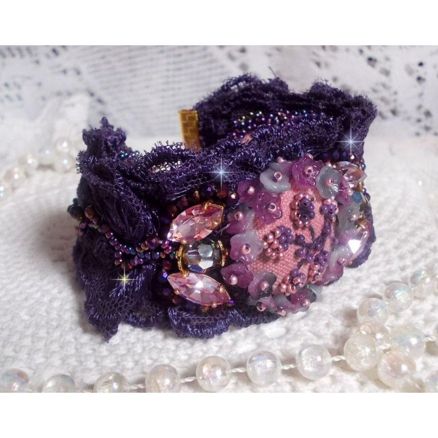 Lady Romantic cuff bracelet embroidered with seed beads on a pink linen fabric accompanied by a 1950s Violine lace and crystals