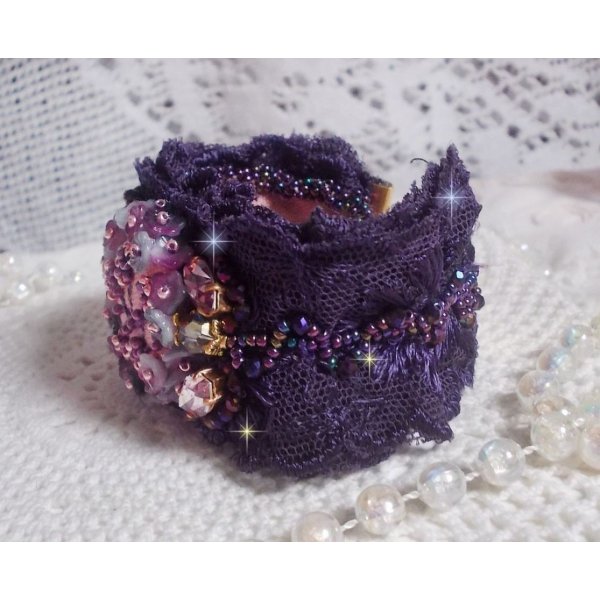 Lady Romantic cuff bracelet embroidered with seed beads on a pink linen fabric accompanied by a 1950s Violine lace and crystals