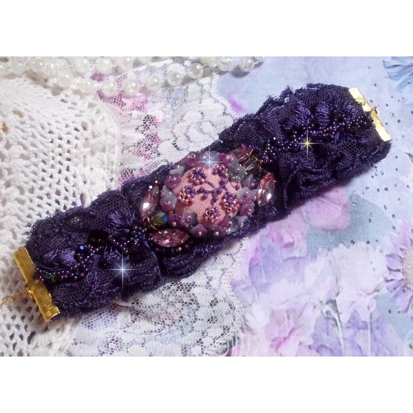 Lady Romantic cuff bracelet embroidered with seed beads on a pink linen fabric accompanied by a 1950s Violine lace and crystals