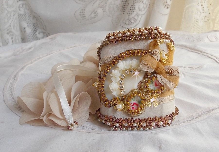 Bracelet Reflets de Rosée cuff embroidered with pearls, Swarovski crystals, seed beads and a very old lace