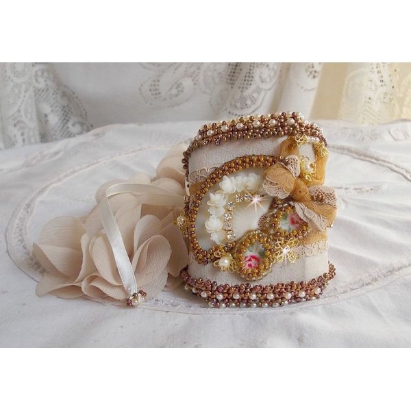 Bracelet Reflets de Rosée cuff embroidered with pearls, Swarovski crystals, seed beads and a very old lace