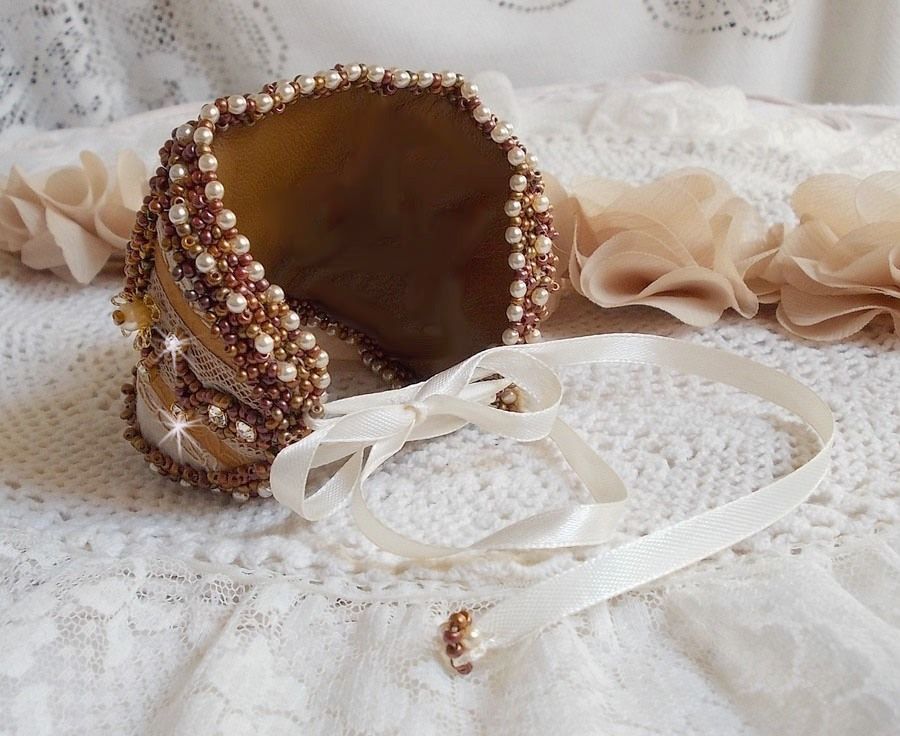 Bracelet Reflets de Rosée cuff embroidered with pearls, Swarovski crystals, seed beads and a very old lace