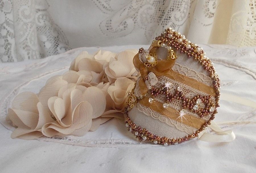 Bracelet Reflets de Rosée cuff embroidered with pearls, Swarovski crystals, seed beads and a very old lace