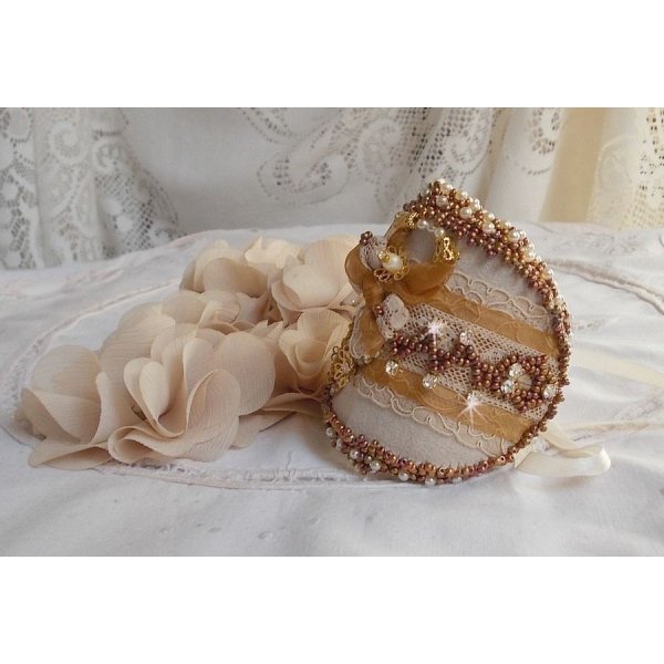 Bracelet Reflets de Rosée cuff embroidered with pearls, Swarovski crystals, seed beads and a very old lace