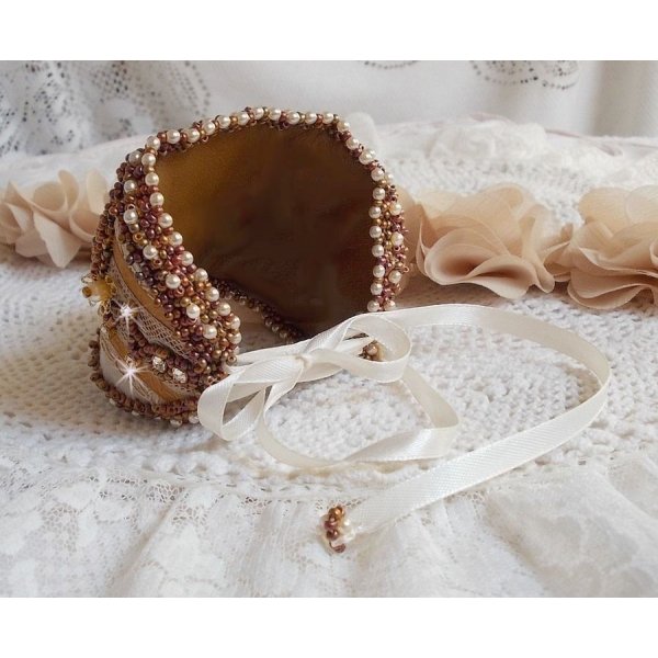 Bracelet Reflets de Rosée cuff embroidered with pearls, Swarovski crystals, seed beads and a very old lace