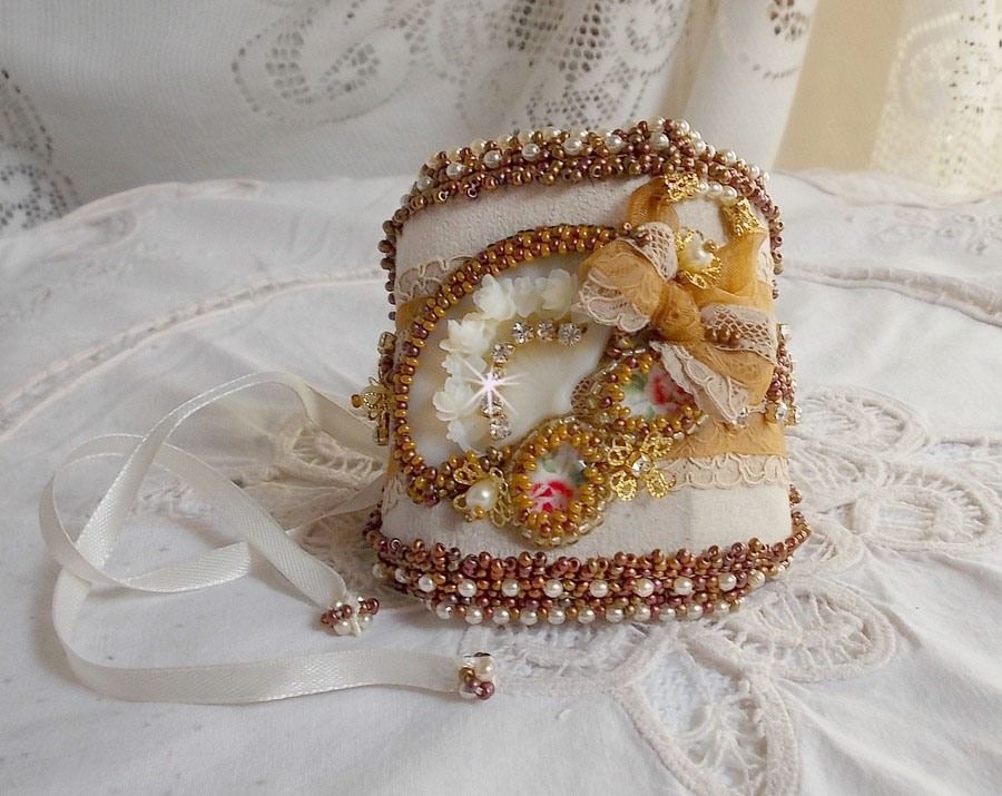 Bracelet Reflets de Rosée cuff embroidered with pearls, Swarovski crystals, seed beads and a very old lace