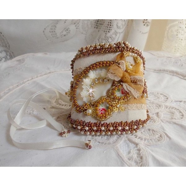 Bracelet Reflets de Rosée cuff embroidered with pearls, Swarovski crystals, seed beads and a very old lace