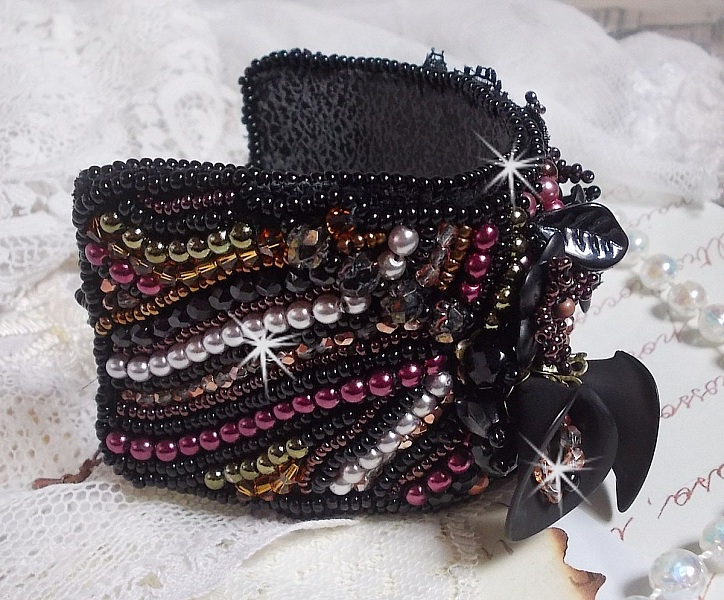 Bracelet manchette Midnight Daisy, rien que des perles nacr&eacute;es et des fleurs.