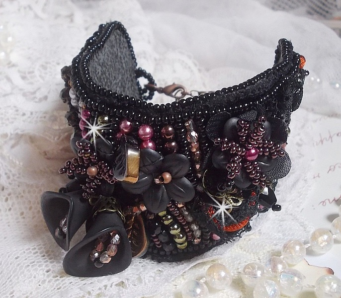 Bracelet manchette Midnight Daisy, rien que des perles nacr&eacute;es et des fleurs.