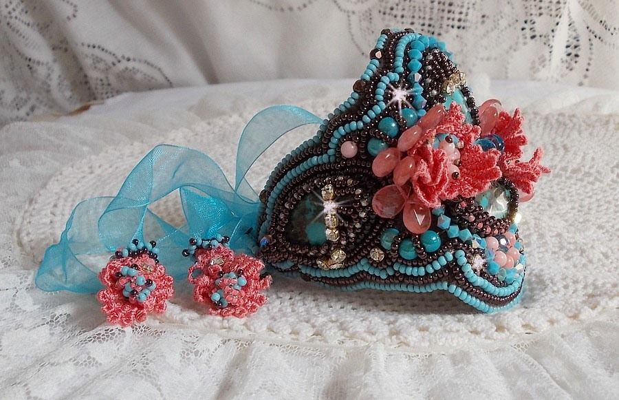 Bracelet Naïade Haute-Couture cuff embroidered with Turquoise cabochons, a very old pink lace, gemstone beads: Coral Light and seed beads 